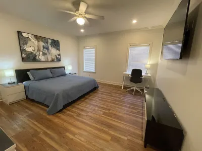 3-bedroom vacation home steps to Prien Lake Park and 1.5 mile to Casinos.