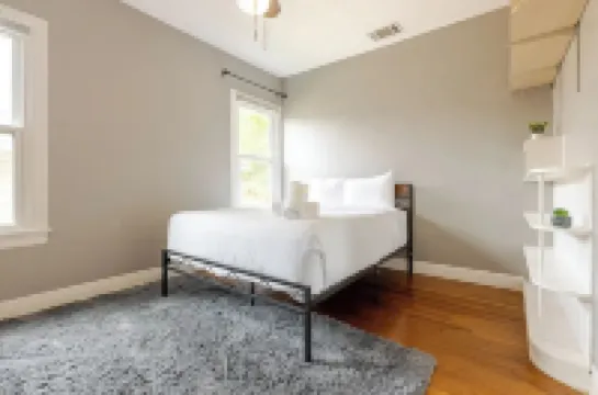 Austin Charm: 2Bed/2Ba/Flex Bungalow with office and deck. Central to Everything