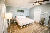 NEW - Adorable Cottage w/ Full Kitchen/ Free Tandem Bike