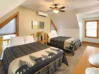 Boulderview Lodge, near JFBB with private mountain views, hot tub, and fireplace - balcony