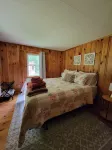 Location⭐️⭐️Lake Access, Sebago Cove, Screen Porch, Fire Pit, Downtown 2.7miles!