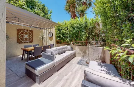 Indian Wells Chic Villa with fire pit, patio, kitchen, pool, and majestic views Отели рядом с достопримечательностью «Индиан-Уэллс Теннис Гарден»