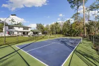 Paradise Escape: Luxe Pool 7BR Villa -10 Min to Beach & DT - 3900ft2 -PickelBall