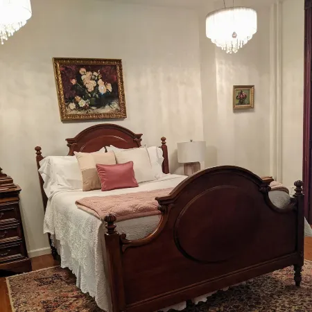 Historic Mercantile Studio - Ground Floor w/Fireplace & Parking