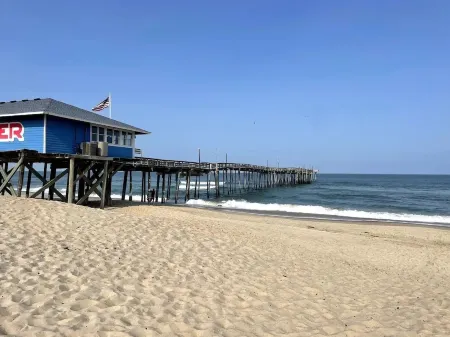 Cheerful, Semi Oceanfront, pet friendly, w/pool