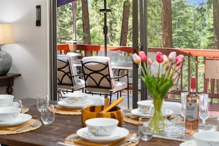 Lux Retreat with Sauna, Game Rm, BBQ Grill, Deck Dining, Fire pit, Close to Lake