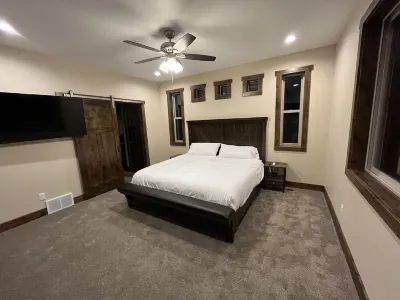 Kozy Retreat @ Bear Lake - 6 KING Beds, Bunk Room, Lake View, Deck w/ Grill
