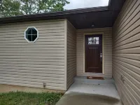 Charming 3-bedroom house with WiFi, and fenced-in backyard in serene Byrnes Mill