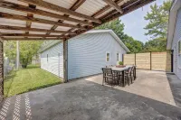 B-Town Getaway~10 Min IU~Firepit~Patio-Ping Pong~Perfect for Groups~2 King Beds