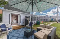 Cozy Cottage Steps from Hampton Beach, Sleeps 6, 2 car parking!