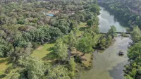 Beautiful & Private Riverfront, TOAD HALL ONE!