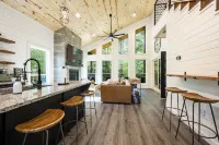 Luxury Family/Couple's Cabin/Outdoor Movie/Arcade/Hot Tub/Play Set/Hammocks