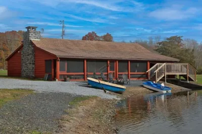 Serene cabin on 6 acre pond in rural Upper Bucks Các khách sạn gần Perkasie Dog Park