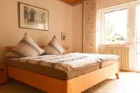 Apartment with terrace and garden right by the natural outdoor pool Hotels in Muggensturm