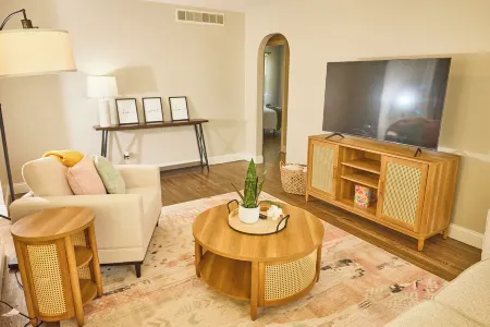 Charming 3 bdrm, 2 bath Brick Bungalow with private yard in Rapid City, SD Отели рядом с достопримечательностью «Сторибук Айленд»