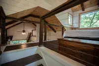 Al's Nest: Secluded Treehouse Overlooking Creek