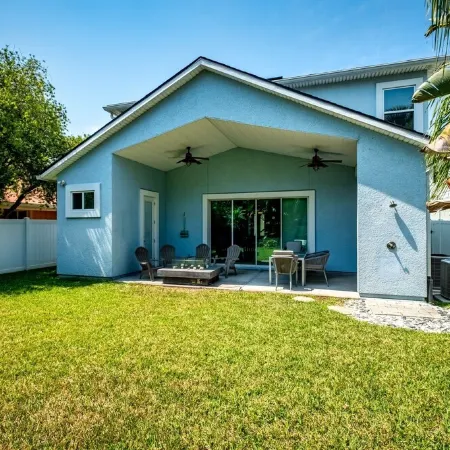 4 blocks from beach! spacious getaway w game room, outdoor kitchen. Kid-friendly