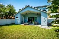 4 blocks from beach! spacious getaway w game room, outdoor kitchen. Kid-friendly - Jacuzzi