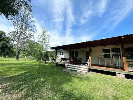 The Whitehouse – Louisiana Country Getaway on 8 Peaceful Acres with Pond Views Отели в г. Танджипахоа Пэриш