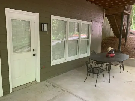 Fairy Garden (2 Bedroom Basement Apartment) Отели рядом с достопримечательностью «North Georgia Premium Outlets»