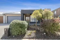 Sophisticated Abode Luxurious and contemporary home just 10 mins to the beach