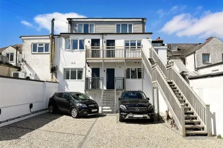 River Breeze 3-Bed Balcony Apartment Отели в г. Аран Дистрикт