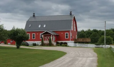 Beautiful modern rustic barn located near state parks and Chain o Lakes. Отели в г. 
