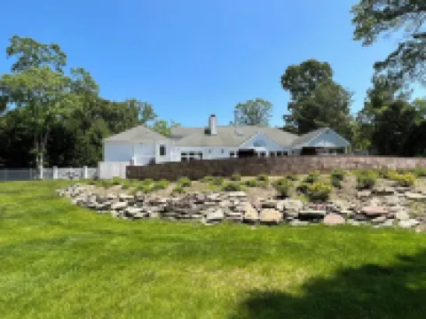 Beautiful Hamptons home  close to beaches, shopping, & restaurants!