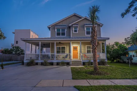 6 BR/6 Ba w/ Pool & Hot Tub, ample Parking, close to Beach & Downtown!