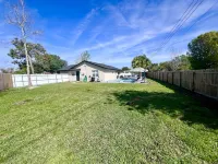 Sleeps 10 + Pool and Fully Fenced Yard plus enjoys 2 King Rooms 플로리다몰 호텔