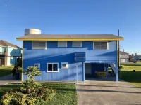 Sleeps 7, 10 Min Walk to Beach, Cozy Family Home