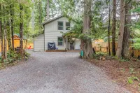 Mt. Rainier Chalet w/ Sauna-Game Table-Hot Tub-Massage Chair-EV-WiFi