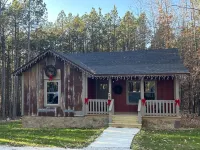 Knotty Pine cabin, Couples Retreat w/ Hot TubAnd Patio Gas log Fireplace.