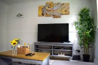 Cozy Watford Home W/ PARKING - Perfect for Harry Potter World + Warner Bros