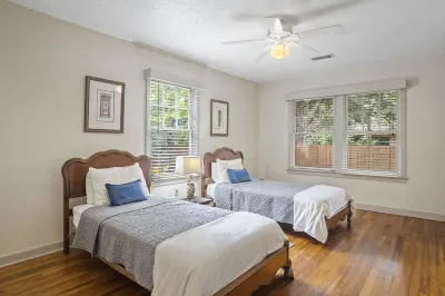 HEART OF BILOXI- Tudor Cottage- Walk to the beach and Beau Rivage