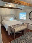 Cozy Cottage 1.5 mi. To Third Beach.