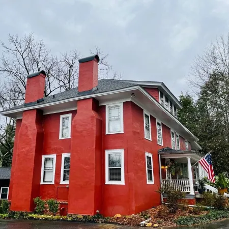 Cottage 1 block from Main St. on historic property.