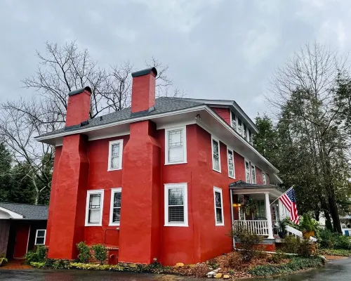 Cottage 1 block from Main St. on historic property. Hotels in Brevard
