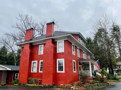 Cottage 1 block from Main St. on historic property.