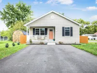 7 Mins to the Beach! Fire Pit, BBQ, Games, Fully Equipped Kitchen & Beach Gear Hotels in Colonial Beach