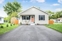 7 Mins to the Beach! Fire Pit, BBQ, Games, Fully Equipped Kitchen & Beach Gear