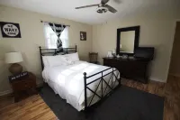 Comfortable lake living, pool access, 3 miles to marina