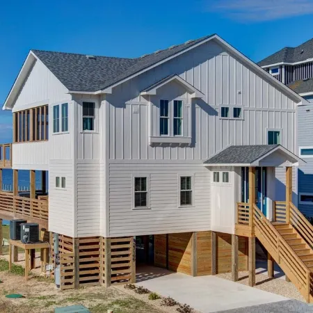 4BR 3BA Waterfront Slice of Heaven! Luxury, hot tub, sunsets, fishing.
