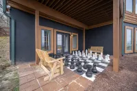 Lux/Private Cabin-PanoramicMntVIEWS-HotTub,Wd Stove,Firepl/Pit,GmRoom,FencedYard