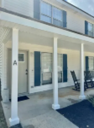 Newly Remodeled chic 2-bedroom townhome in beautiful Port Royal w. private patio