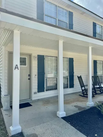 Newly Remodeled chic 2-bedroom townhome in beautiful Port Royal w. private patio Отели в г. Порт Ройал