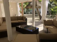 Tiki Garden Getaway SPA and outdoor living. Close to beaches without the costs!!