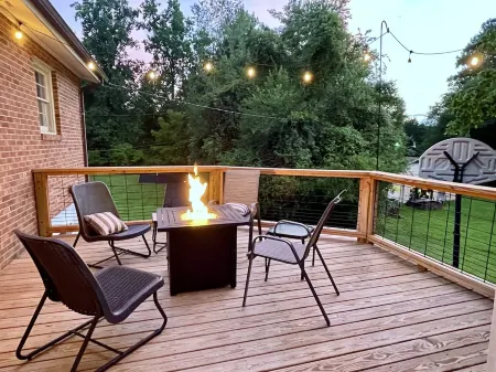 Mayberry’s Best! Peaceful, Bonus Room, Deck, Huge Yard, 5 min to downtown