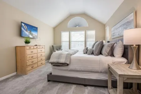 4 BEDROOM SKI RETREAT 3000 SQFT W/PRIVATE HOT TUB / SUPER CLOSE TO SKI RESORTS