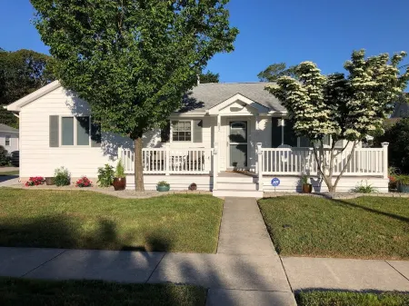 The Villa By the Bay with Private Heated Pool & Hot Tub! Отели рядом с достопримечательностью «Cape May Lighthouse»